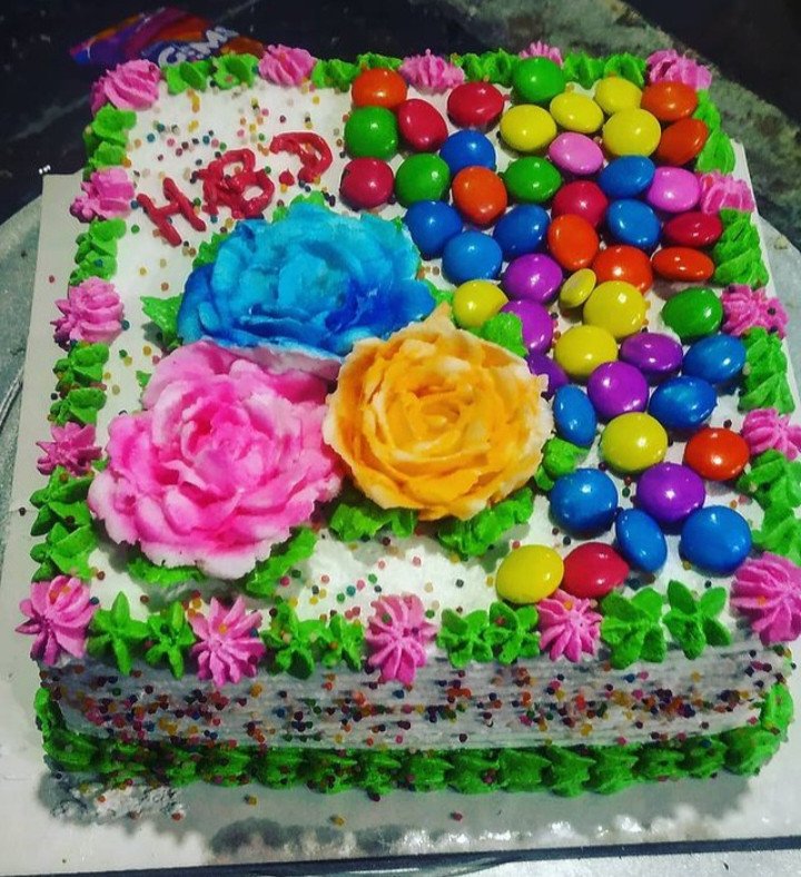 Vanilla Cream Cake With Gems And Cream Flower (1 kg)