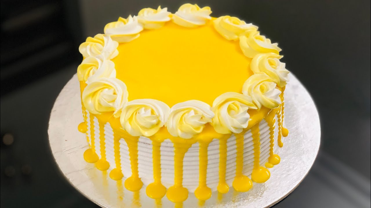 Pineapple Fresh Cake with Cream Flower (1 kg)